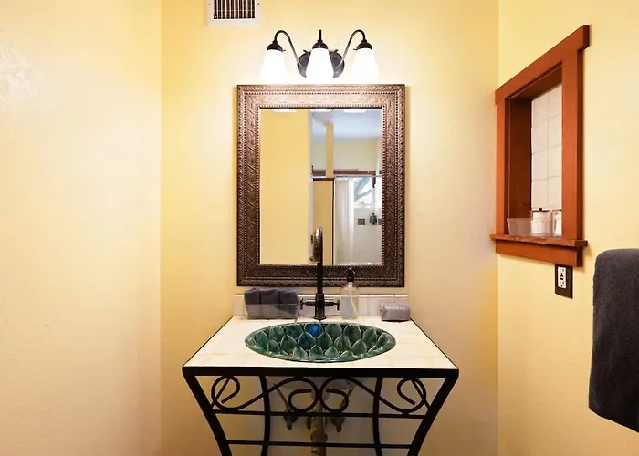 Midtown Retreat-pet Friendly