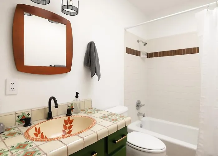 Midtown Retreat-pet Friendly